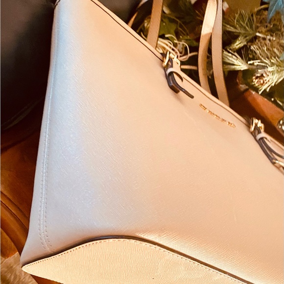 Michael Kors Jet Set Travel Tote - Picture 5 of 14